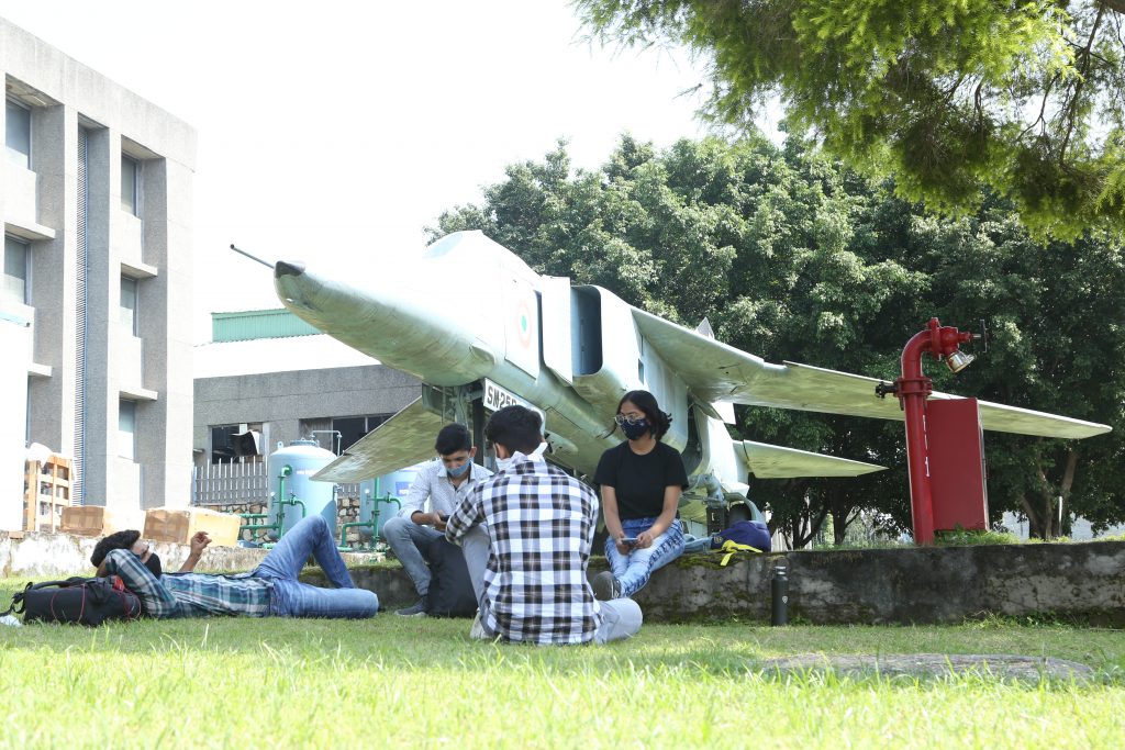 学生们在UPES的MiG区学习休息