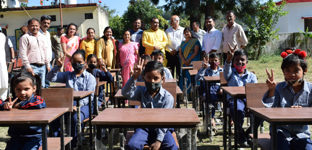 UPES的一个团队在CSR EDUDHURMA倡议下向RPV Bidholi捐赠了30把椅子和30张桌子