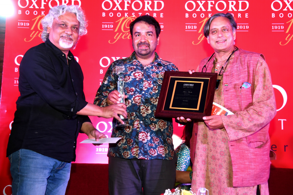 牛津大学书店奖上，教授Ishan Khosla获得Shashi Tharoor博士颁发的图书封面设计奖